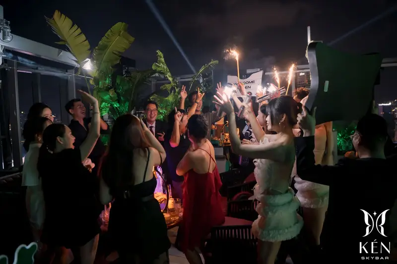 Đêm tiệc pháo sáng trên sky-deck KÉN Skybar