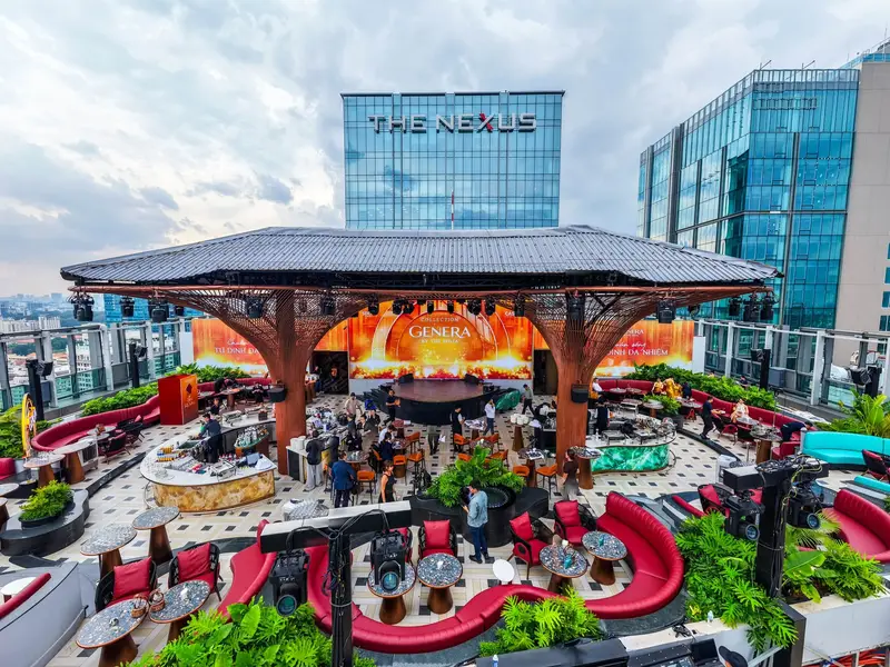 Sky-deck KÉN Skybar nhìn ban ngày — mái vòm thép và sofa lounge