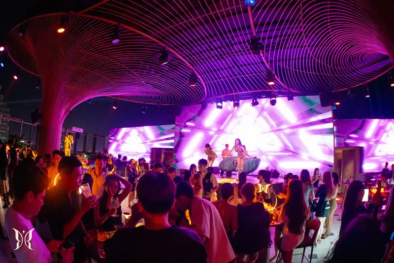 Trần vòm tơ kén và sân khấu LED KÉN Skybar