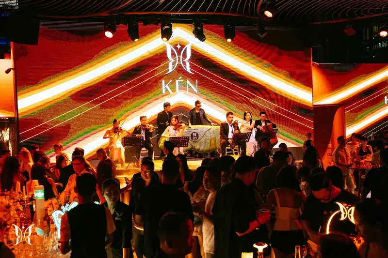 Sân khấu KÉN Skybar với dàn nhạc trình diễn