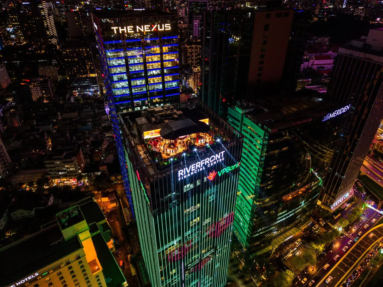 Tòa Riverfront Financial Centre về đêm — KÉN Skybar trên tầng 26